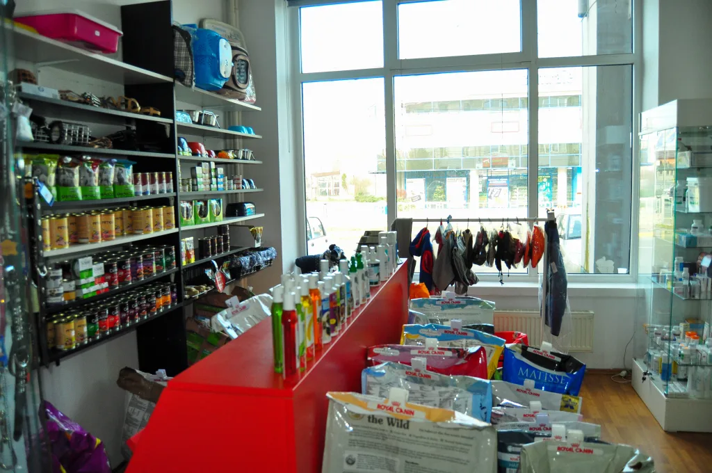 Interiorul petshopului VetCenter Otopeni, multiple jucarii si optiuni de hrana