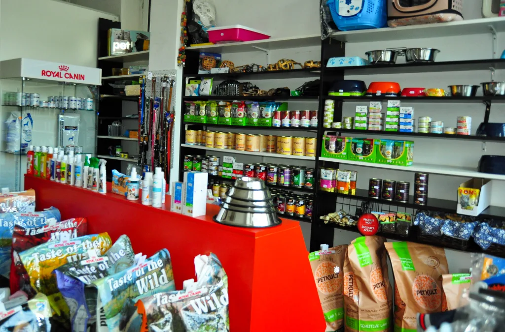 Interiorul petshopului VetCenter Otopeni, multiple optiuni de hrana si suplimente alimentare
